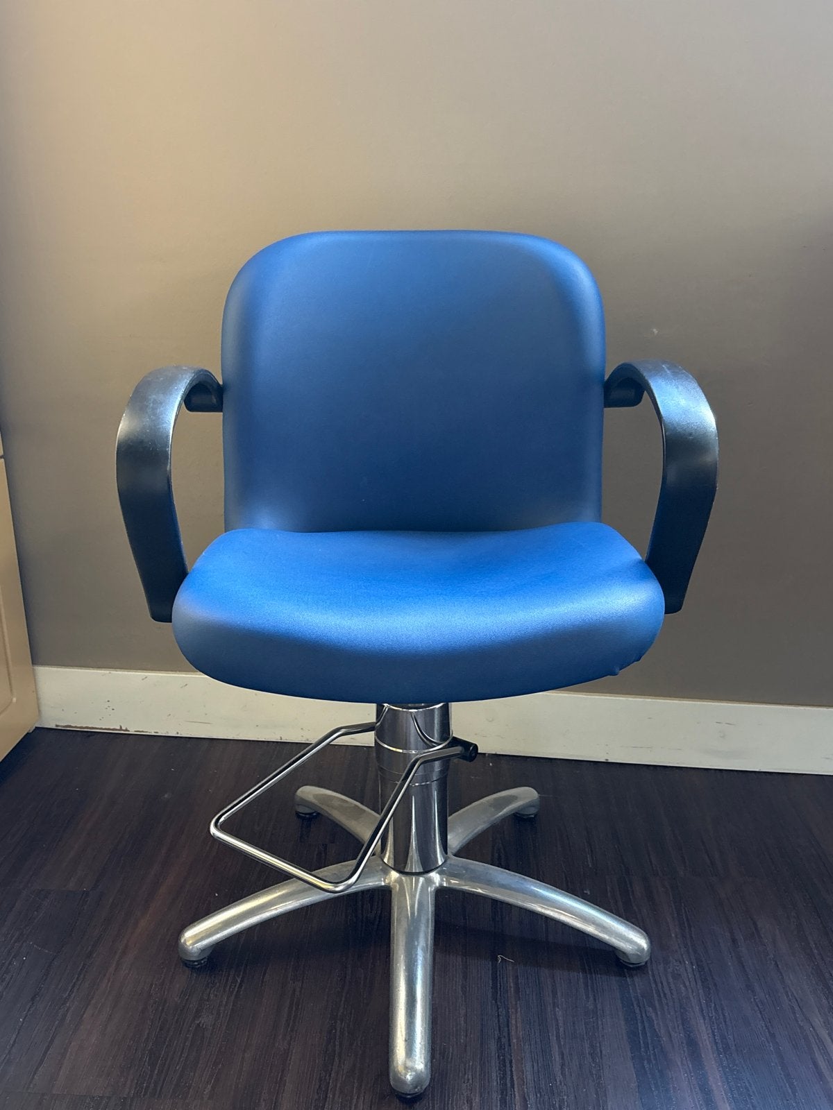 Kappersstoel Blauw - Zo goed als nieuw, Huis en Inrichting, Ophalen, Kunststof, Blauw, Zo goed als nieuw
