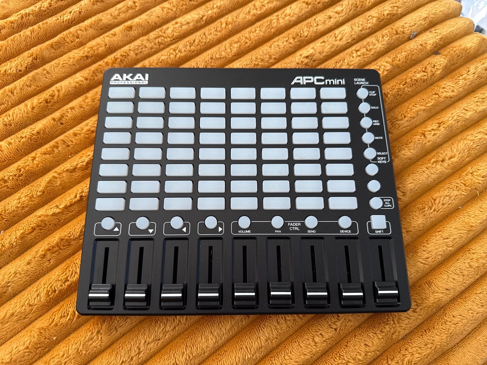 Akai APC mini MIDI Controller voor Ableton Live, Overige merken, Zo goed als nieuw, Met midi-aansluiting, Overige aantallen