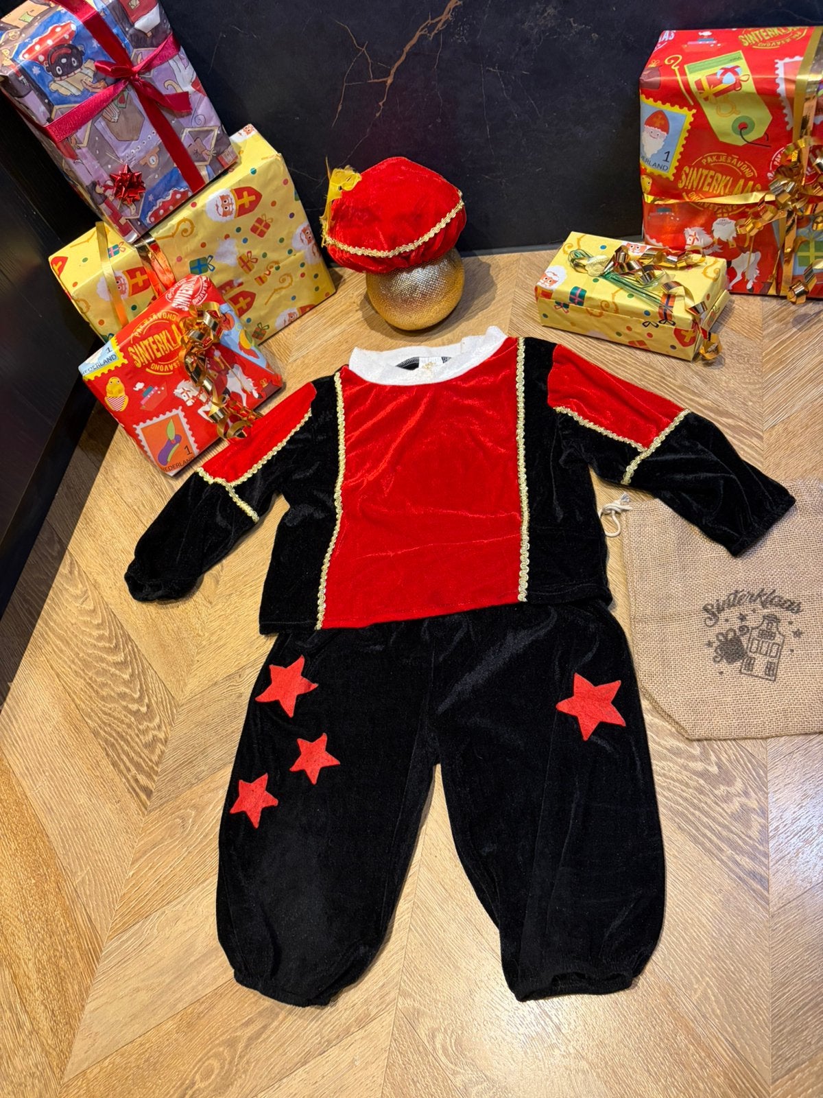 Pietenpak 110 zwart rood met sterren sinterklaas set, Kinderen en Baby's, Carnavalskleding en Verkleedspullen, Ophalen of Verzenden