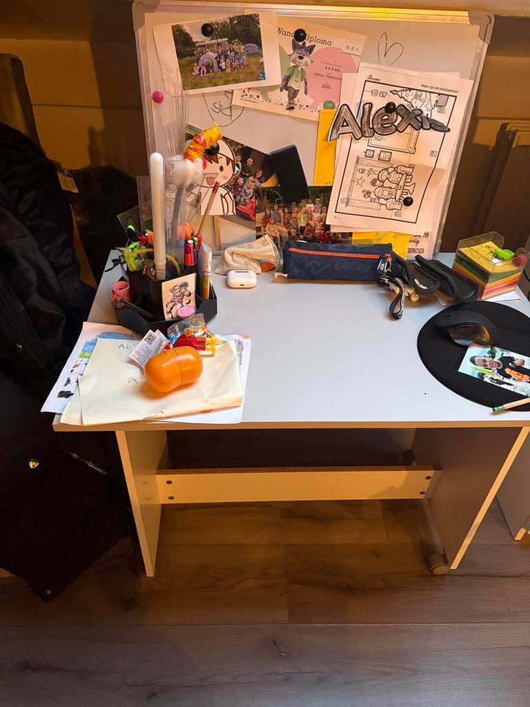 Kinderbed met bureau en McQueen afbeelding, Kinderen en Baby's, Kinderkamer | Bedden, 85 tot 100 cm, Ophalen of Verzenden, Zo goed als nieuw