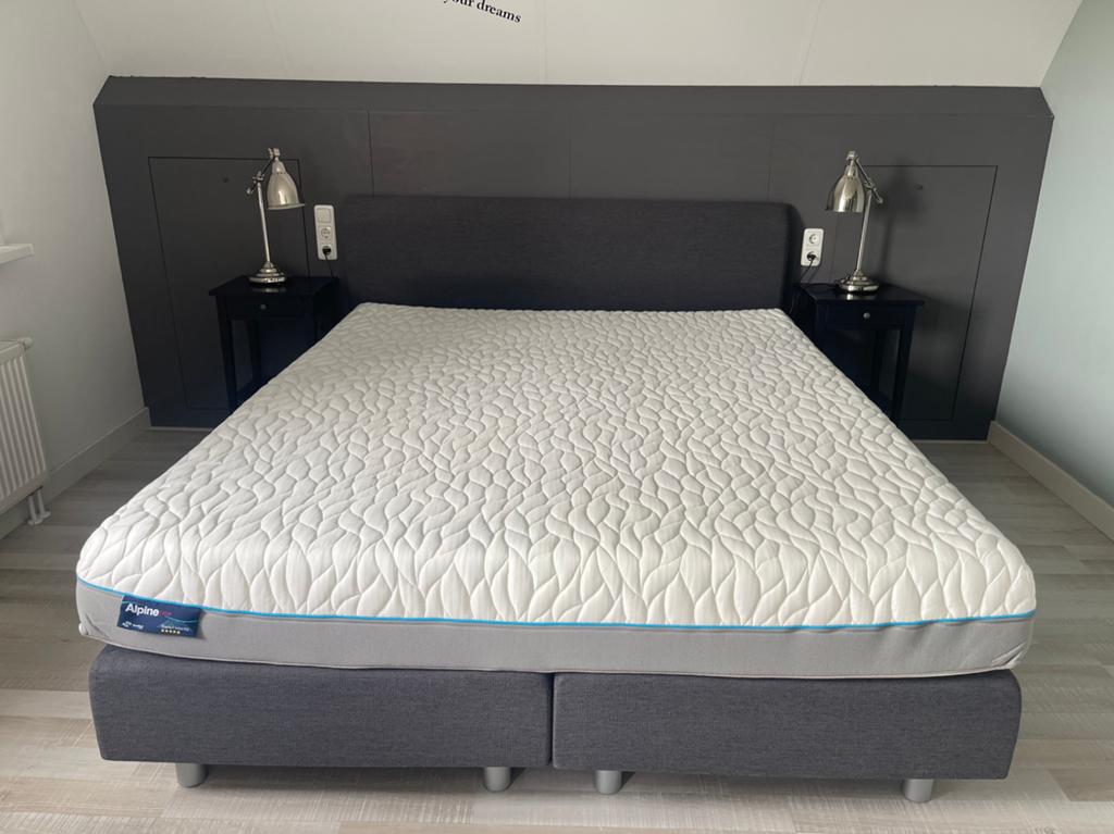 Grijs tweepersoons boxspring van Avek 210x180 matras Alpine, Ophalen, 210 cm, Tweepersoons, Zo goed als nieuw