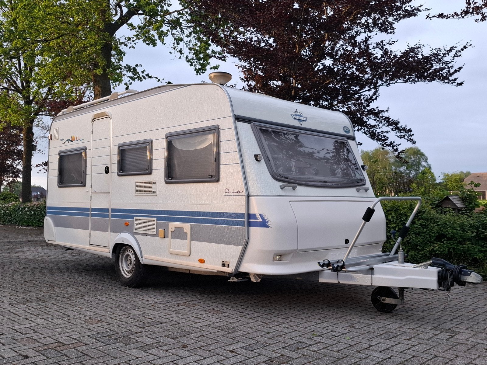 Hobby 450   De Luxe Easy Caravan met Voortent en Luifels, Caravans en Kamperen, Caravans, Vast bed, Kachel, Rondzit, Hobby