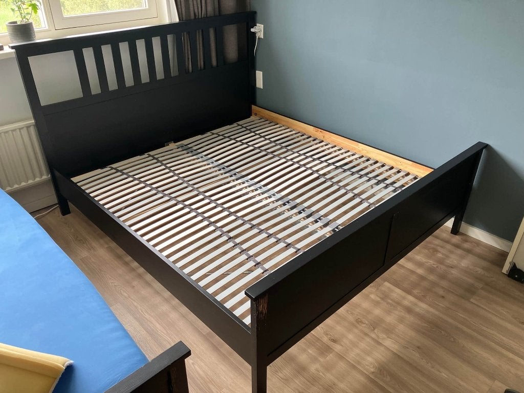 Ikea Hemnes bed 200x180 cm inclusief lattenbodems, Ophalen, Gebruikt, Zwart, Tweepersoons