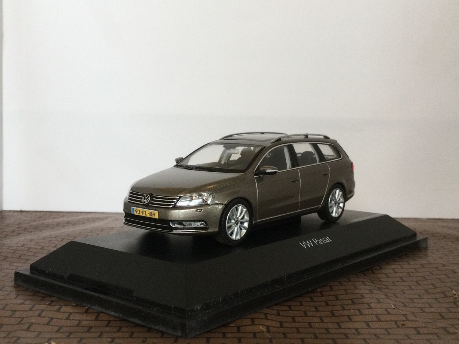 Volkswagen Passat Variant B7 2011 Champagne 1:43 Schuco, Hobby en Vrije tijd, Modelauto's | 1:43, Ophalen of Verzenden, Nieuw
