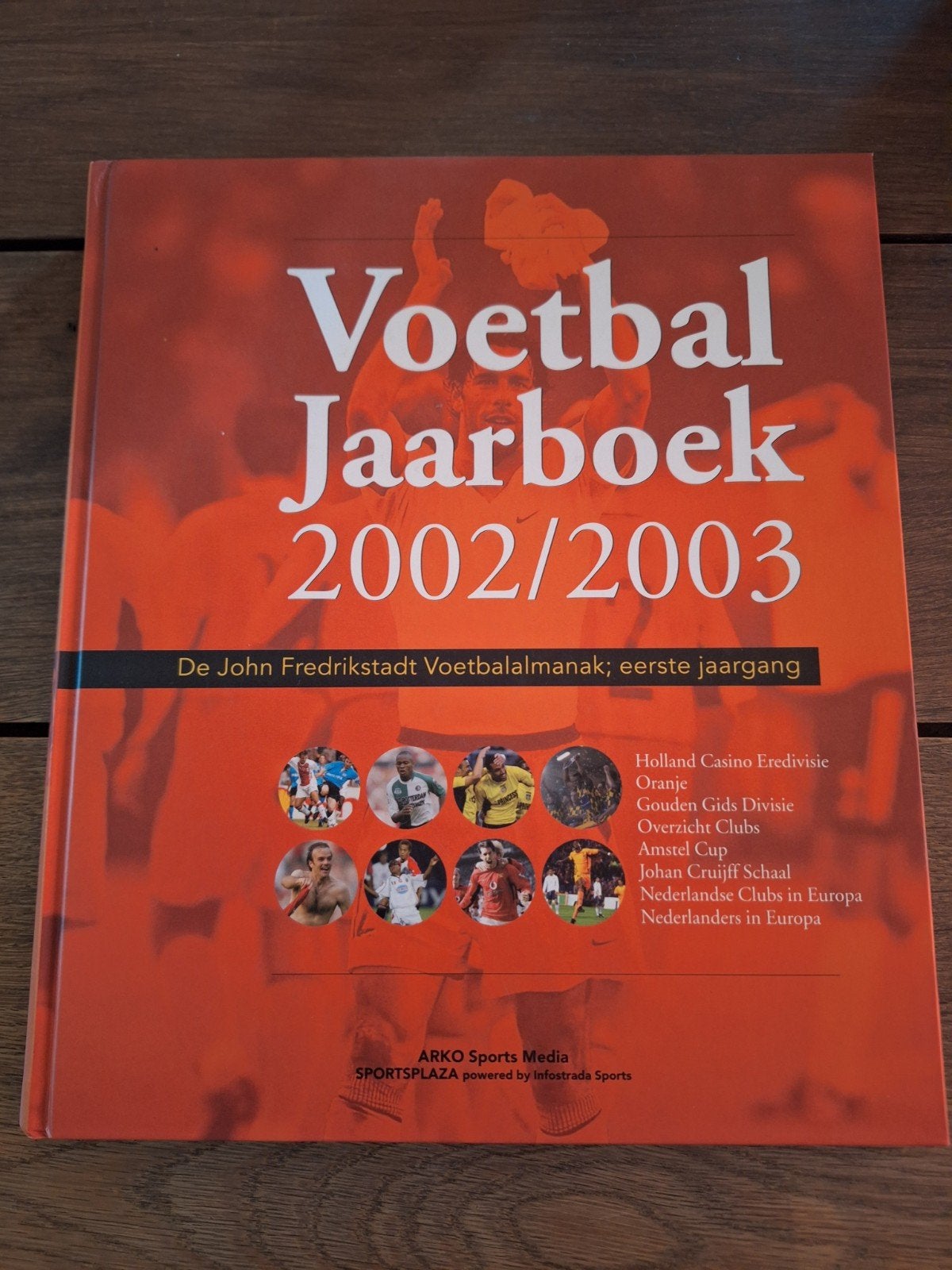 Voetbal Jaarboek 2002/03 - John Fredrikstadt Voetbalalmanak, Ophalen of Verzenden, Zo goed als nieuw, John Fredrikstadt, Overige sporten