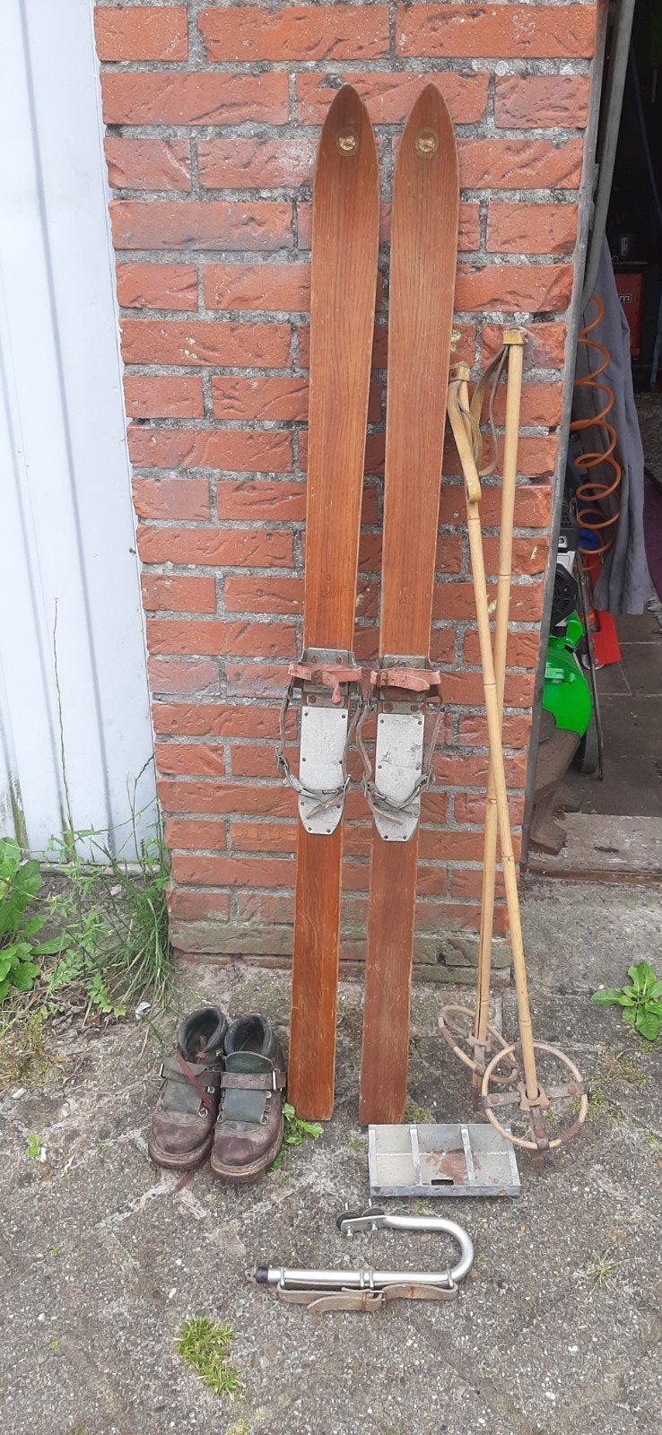 Vintage ski set met stokken, schoenen en Kever beugel, Ophalen