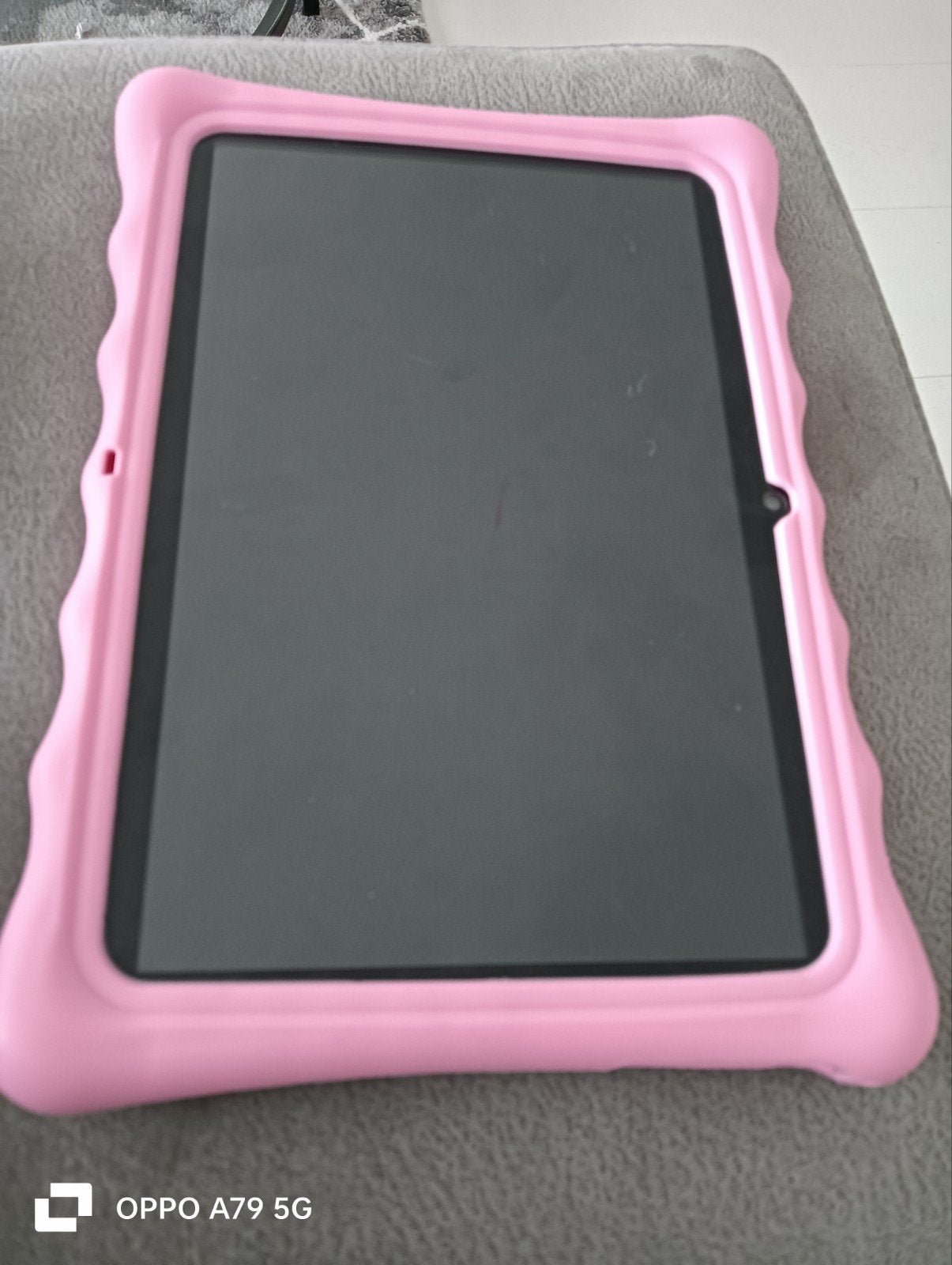 Kinder tablet .Het scherm vertoont een lichte barst., Computers en Software, Tablet-hoezen, Ophalen of Verzenden, 10 inch, Bescherming voor- en achterkant
