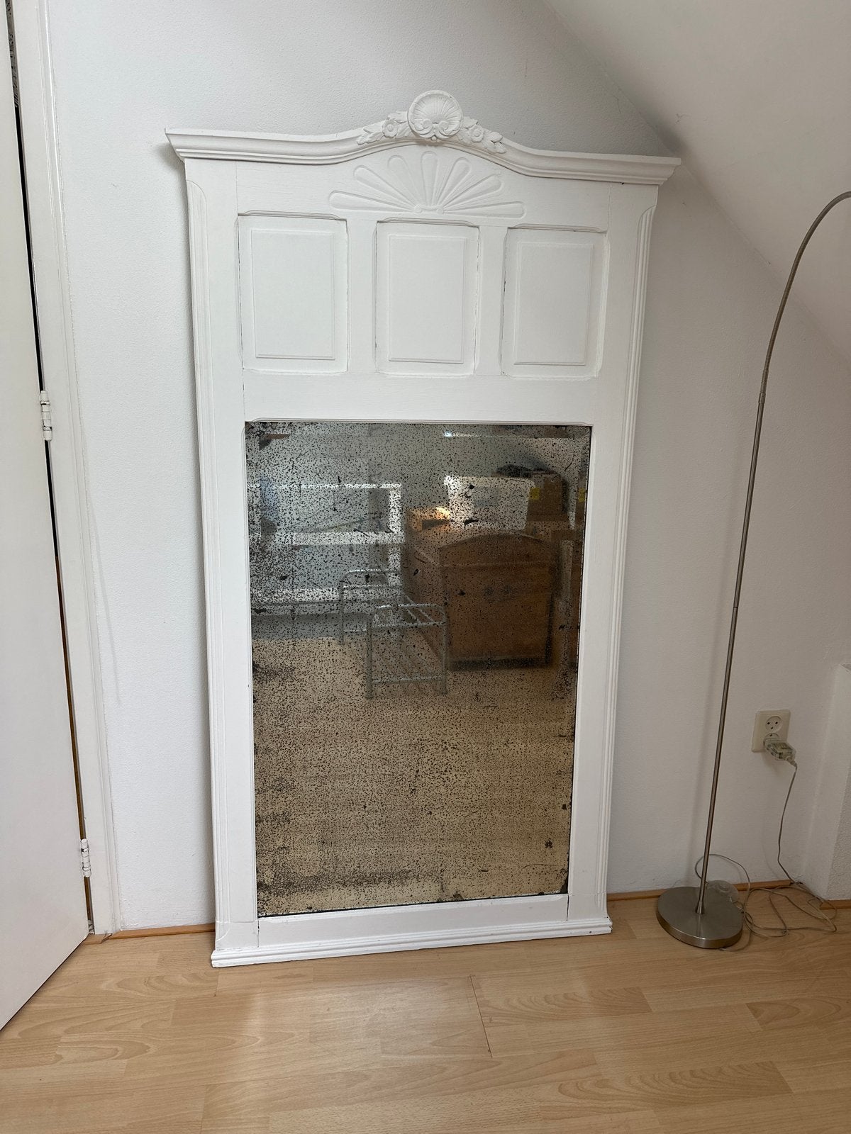 Grote antieke spiegel met verweerd glas en sierlijke lijst, Antiek en Kunst, Antiek | Spiegels, Ophalen, Rechthoekig, 50 tot 100 cm