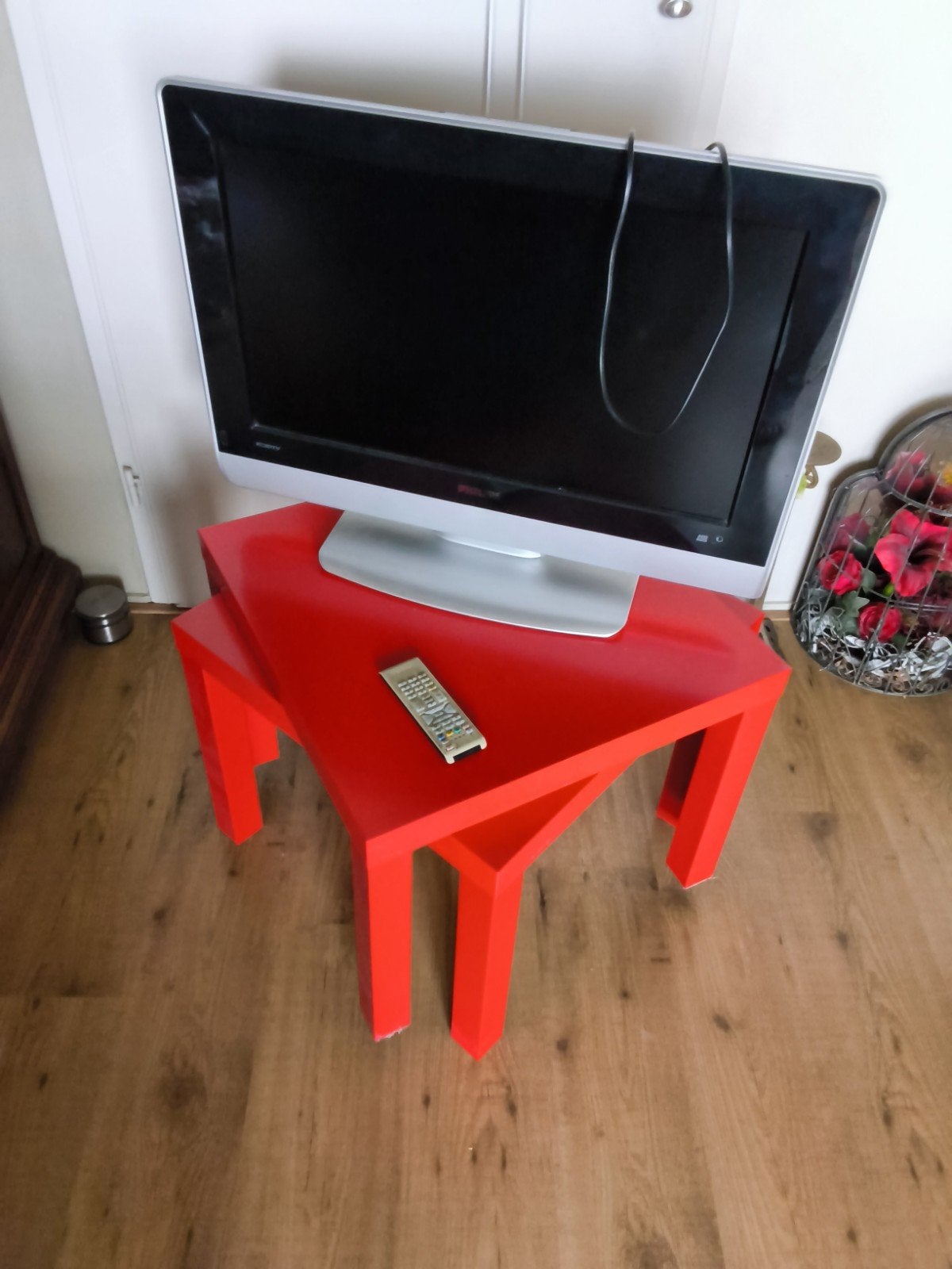 2 IKEA bijzettafels (55x55) en TV, Ophalen, Kunststof, Gebruikt, 50 tot 100 cm