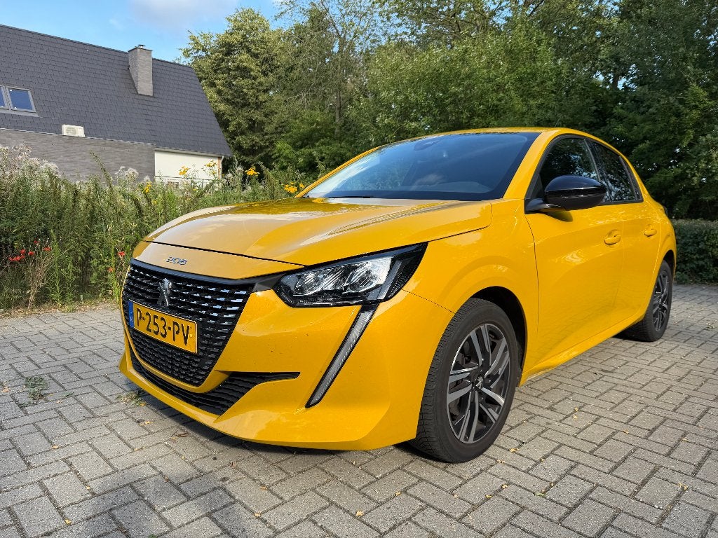 Peugeot 208 1.2 Puretech 100pk 2022 Geel, Auto's, Voorwielaandrijving, Zwart, 49 €/maand, 1200 kg