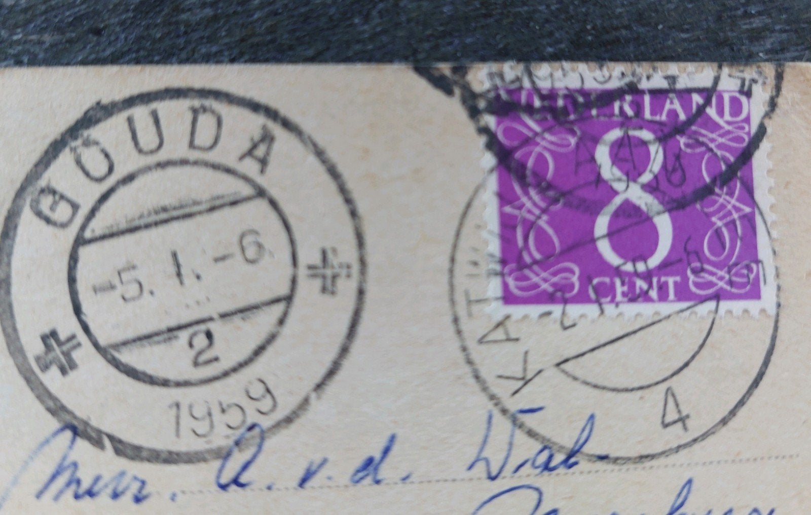 Oude postzegel op ansichtkaart Gouda met poststempel uit 195, Ophalen of Verzenden
