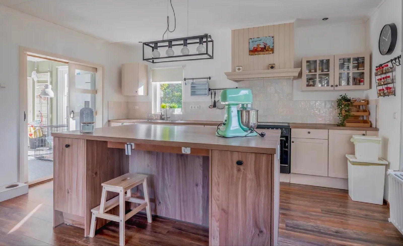 Ruime keuken met kookeiland en inbouwapparatuur, Huis en Inrichting, Keuken | Complete keukens, Gebruikt, Overige typen, Crème