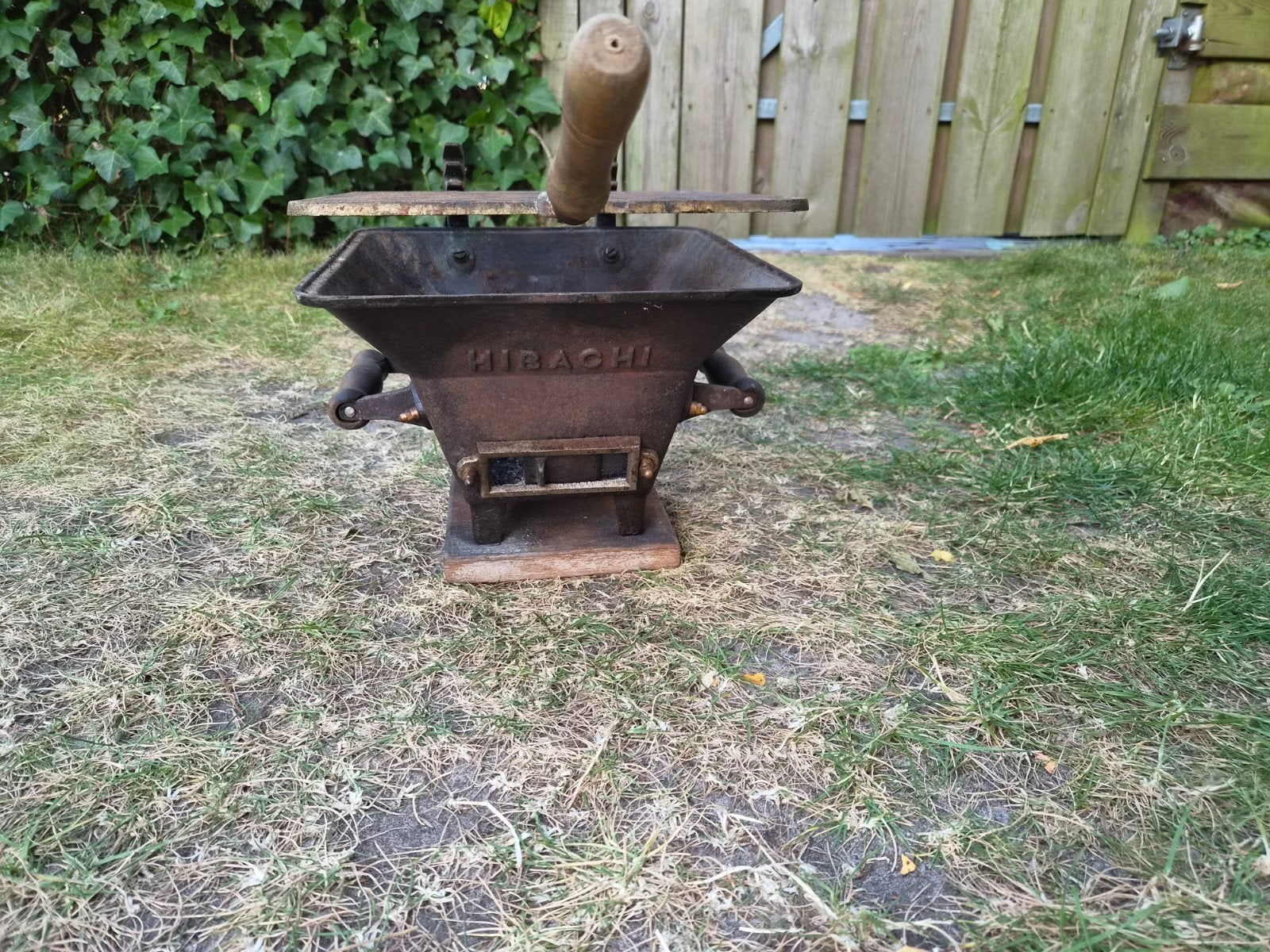 Gietijzeren vintage hibachi barbecue (met enkel rooster), Tuin en Terras, Houtskoolbarbecues, Ophalen, Gebruikt, Hibachi