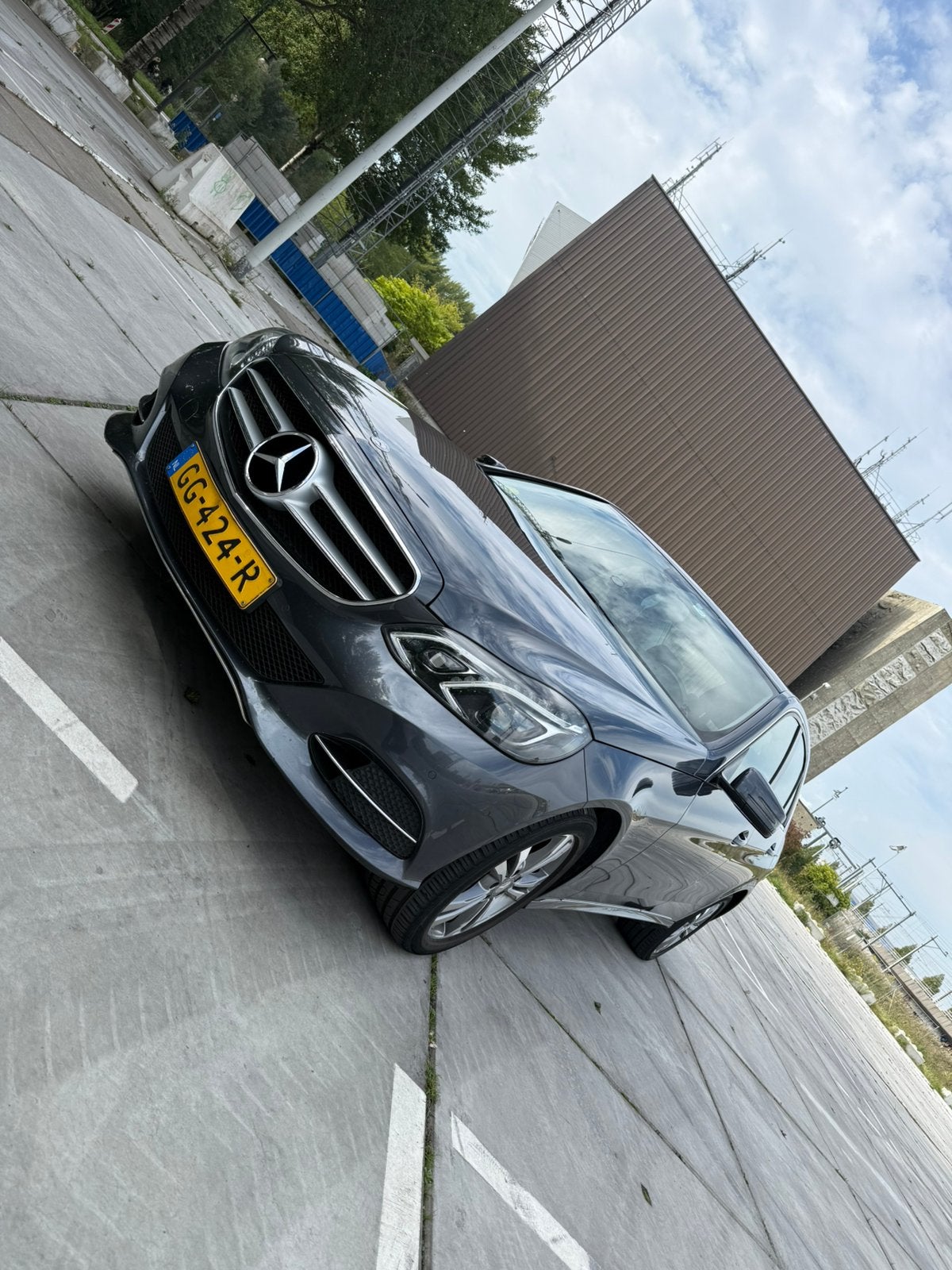 Te koop: nette Mercedes-Benz E 220 BlueTEC Sedan uit 2015., Dealer onderhouden, Achterwielaandrijving, 2000 kg, 23 km/l