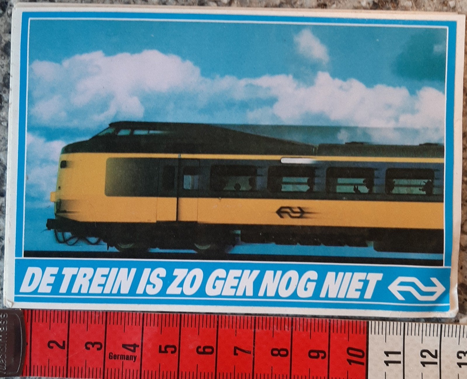 Vintage sticker de trein is zo gek nog niet NS logo, Ophalen of Verzenden, Zo goed als nieuw, Bedrijf of Vereniging