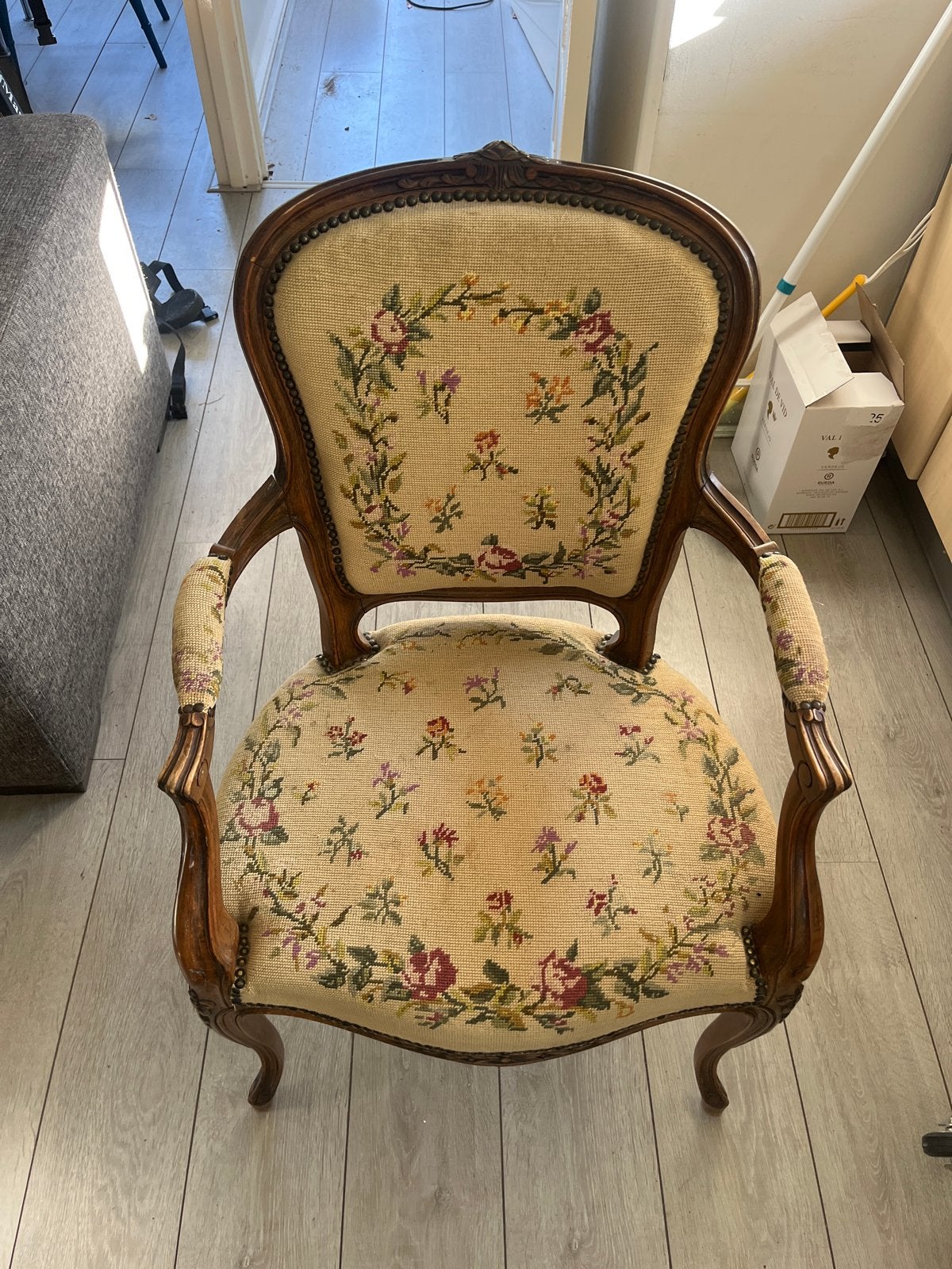 Antieke fauteuil met geborduurd bloemenpatroon, Antiek en Kunst, Antiek | Meubels | Stoelen en Banken, Ophalen