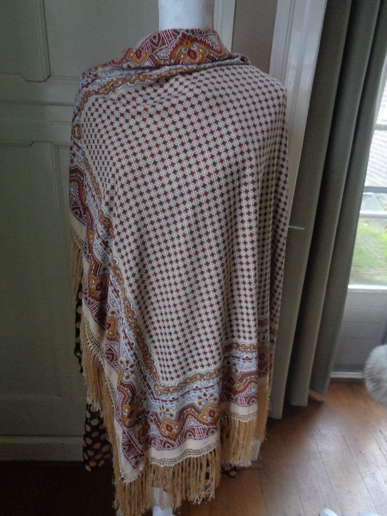 sjaal: 95 x 97 cm: met franjes en paisleyprint, Kleding | Dames, Ophalen of Verzenden, Zo goed als nieuw, Maat 46/48 (XL) of groter