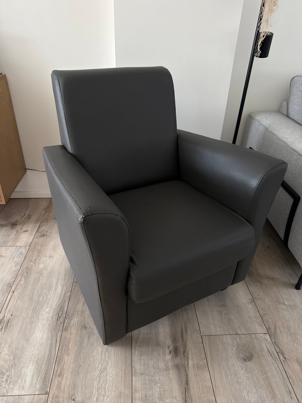Donkergrijze fauteuil, Huis en Inrichting, Ophalen, Kunststof, Gebruikt, Minder dan 75 cm