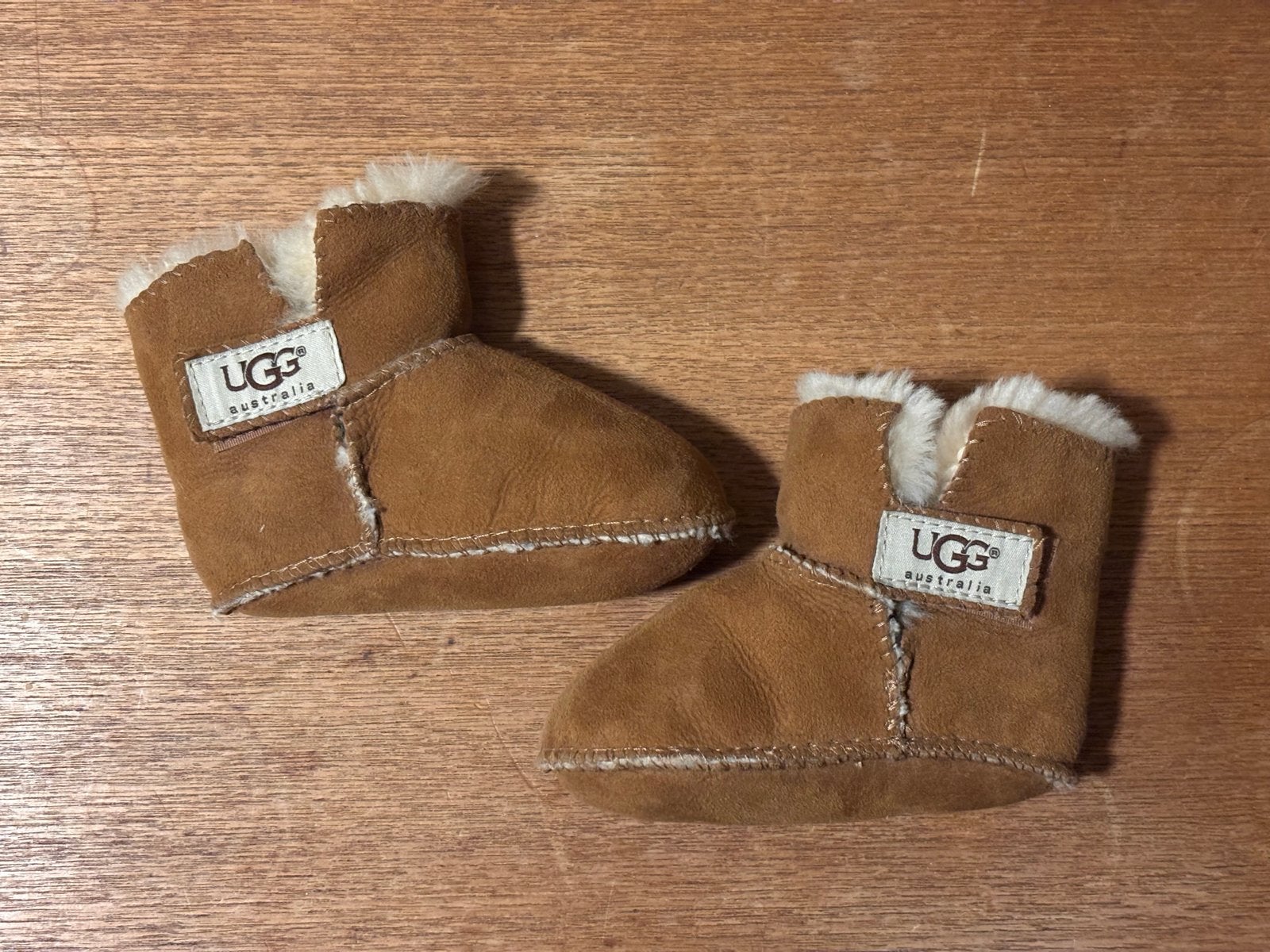 UGG baby sloffen - heerlijk warm voor de kleintjes, Ophalen of Verzenden, Gebruikt, Jongetje of Meisje, Slofjes