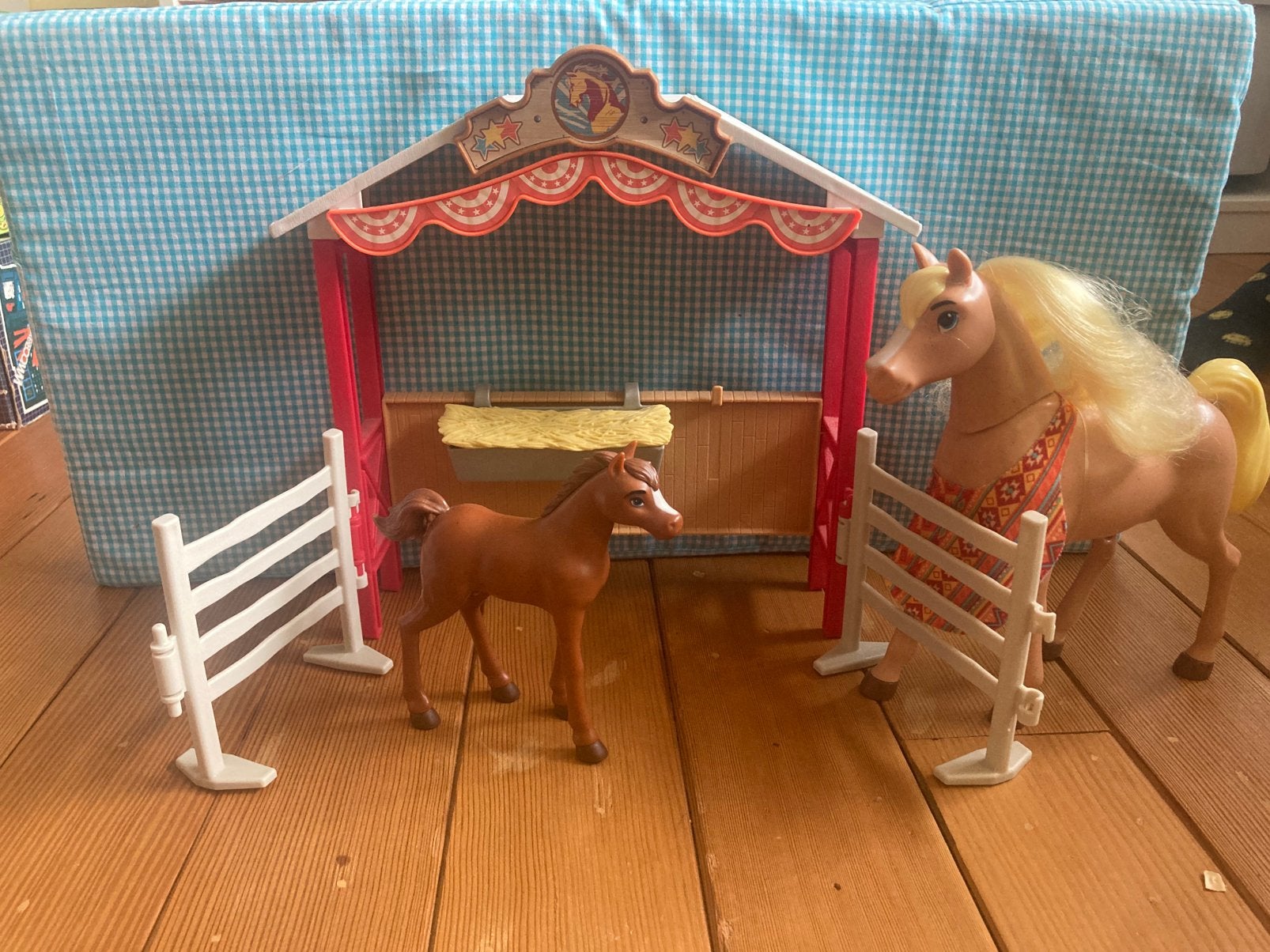 Paardenstal met paarden, Ophalen, Zo goed als nieuw