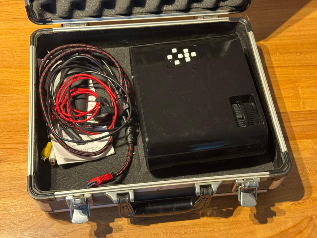 Qumax Mini Beamer / Projector met Koffer en Kabels, Ophalen of Verzenden, Zo goed als nieuw