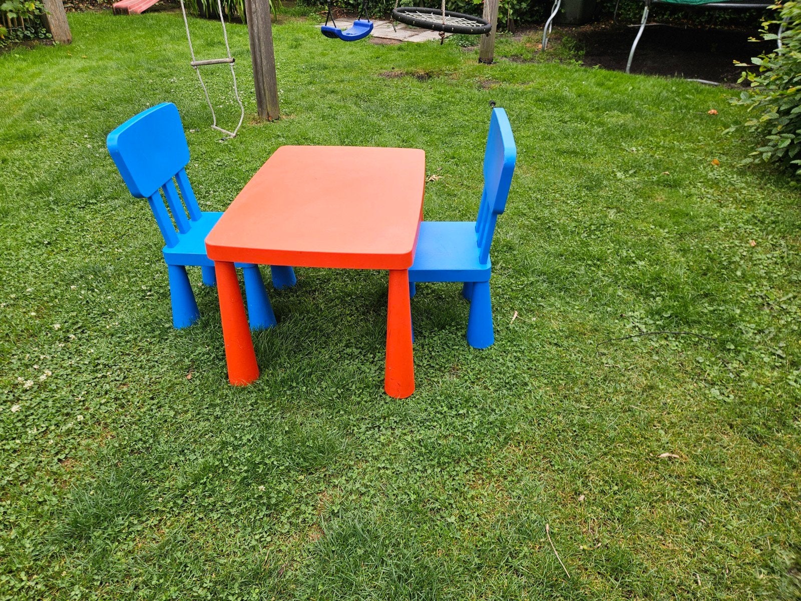 IKEA MAMMUT kinderset – tafel + 2 stoelen – Blauw/Rood, Ophalen, Gebruikt