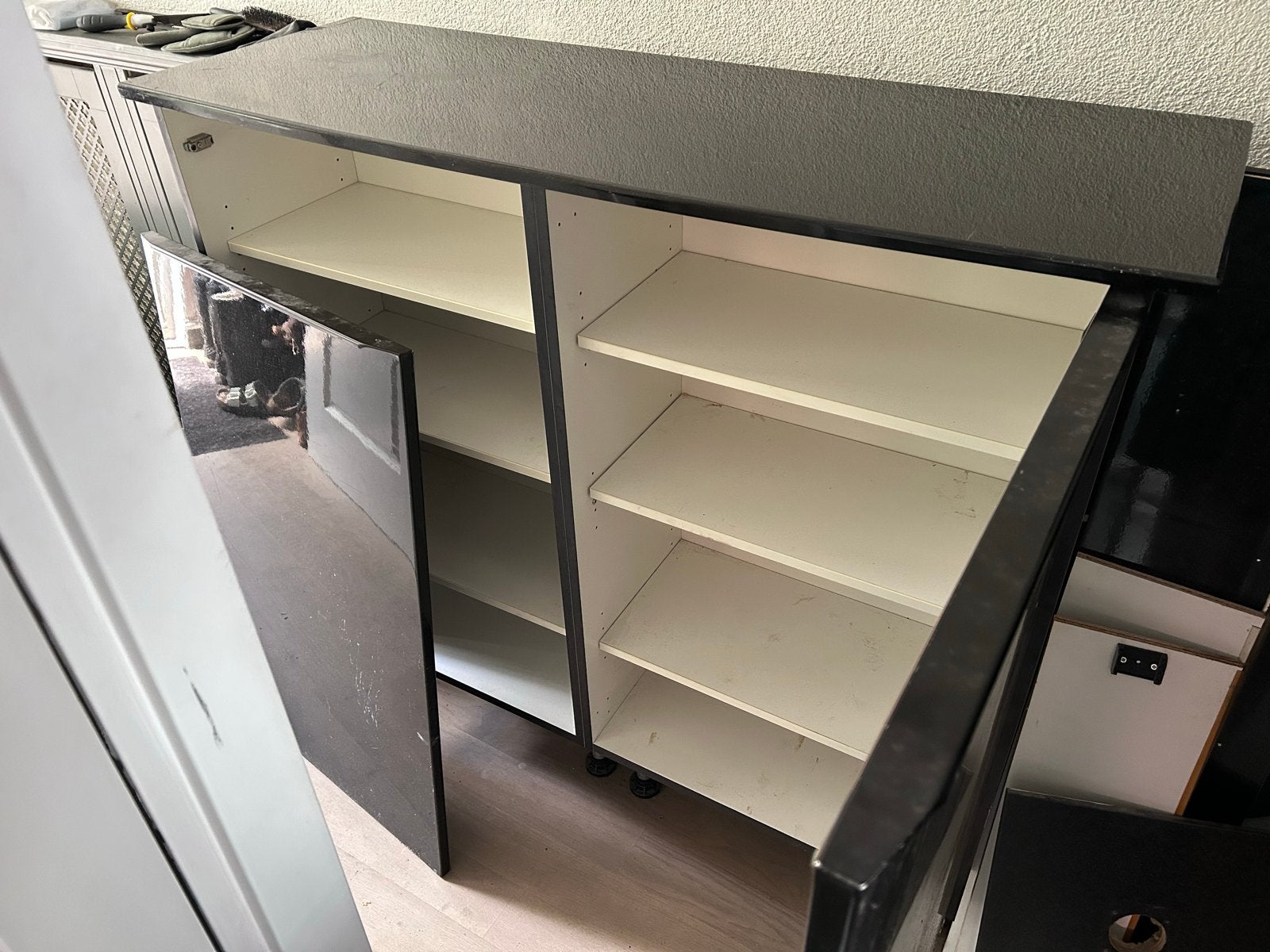 Zwart dressoir met 2 deuren en 4 planken, Ophalen, Gebruikt