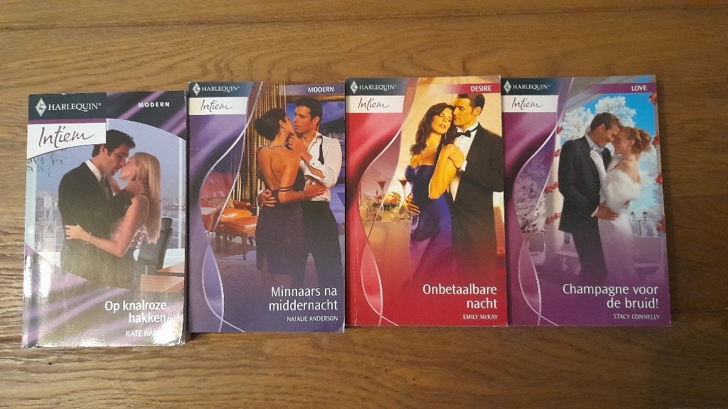 4 boekjes Harlequin Intiem, Ophalen of Verzenden, Gelezen, Bouquet