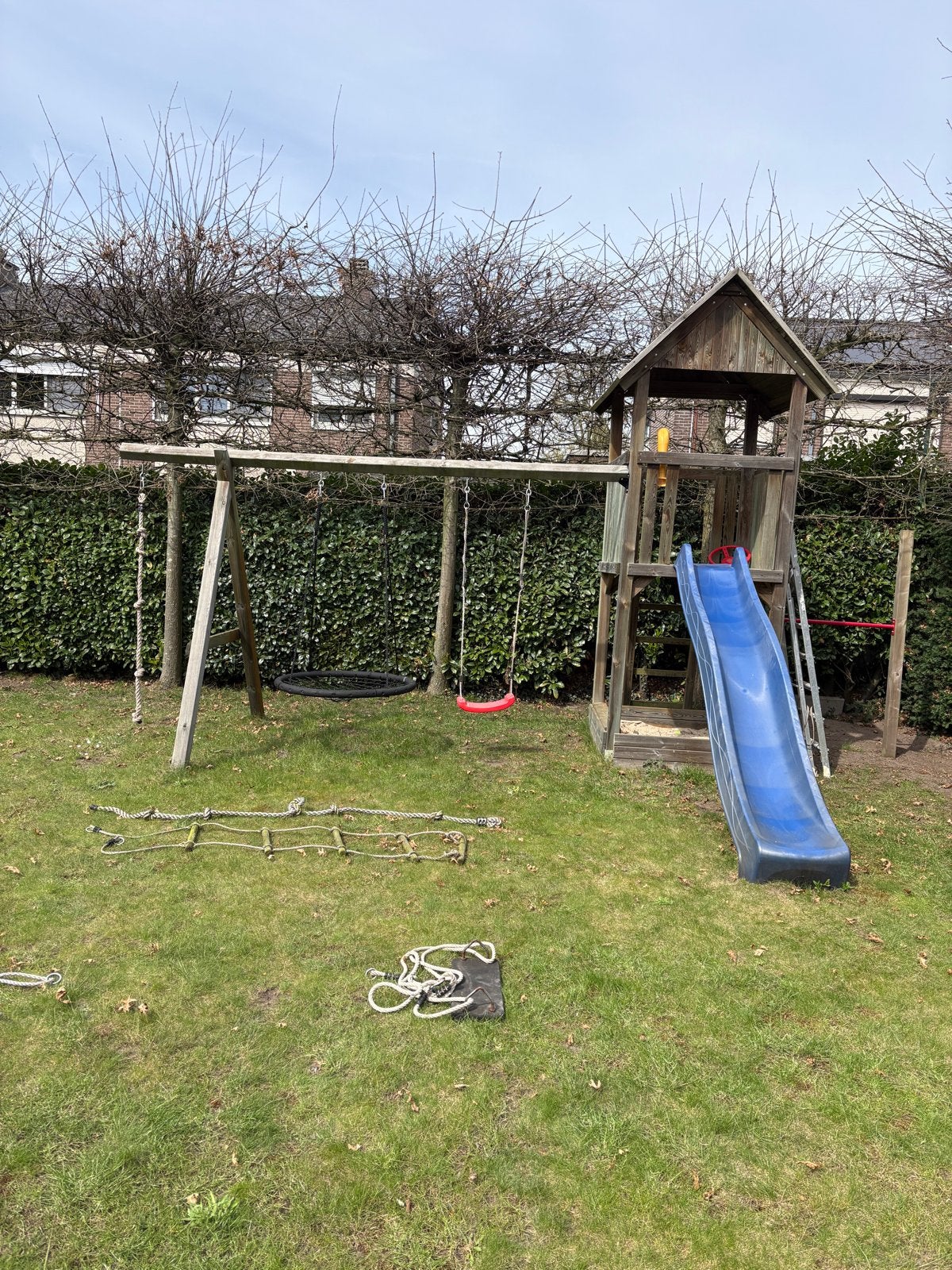 Houten speeltoestel met glijbaan, schommels en zandbak, Ophalen, Gebruikt, Glijbaan