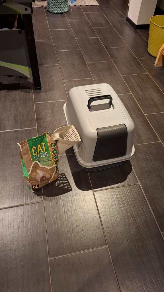 Kattenbak met schepje en restant kattenbakkorrels, Ophalen, Zo goed als nieuw, Gesloten