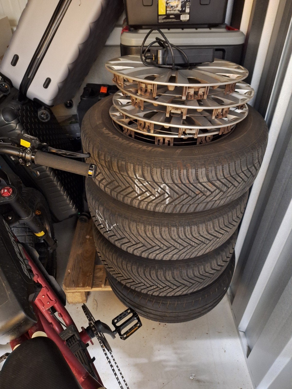 VW stalen velgen met uitstekende banden en wieldoppen, Auto-onderdelen, Banden en Velgen, Gebruikt, 15 inch, Banden en Velgen