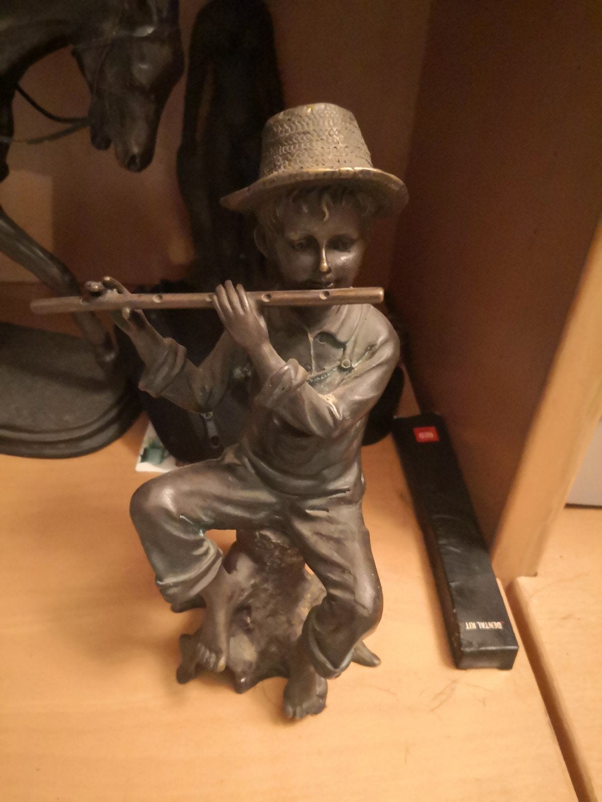 Bronzen beeldje van jongen met fluit, Minder dan 20 cm, Ophalen of Verzenden, Beeld, Bruin