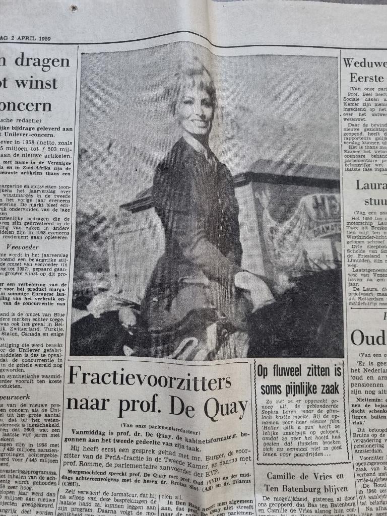 Blonde Sophia Loren heeft zadelpijn na filmen (1959), Ophalen of Verzenden, 1940 tot 1960, Knipsel(s)