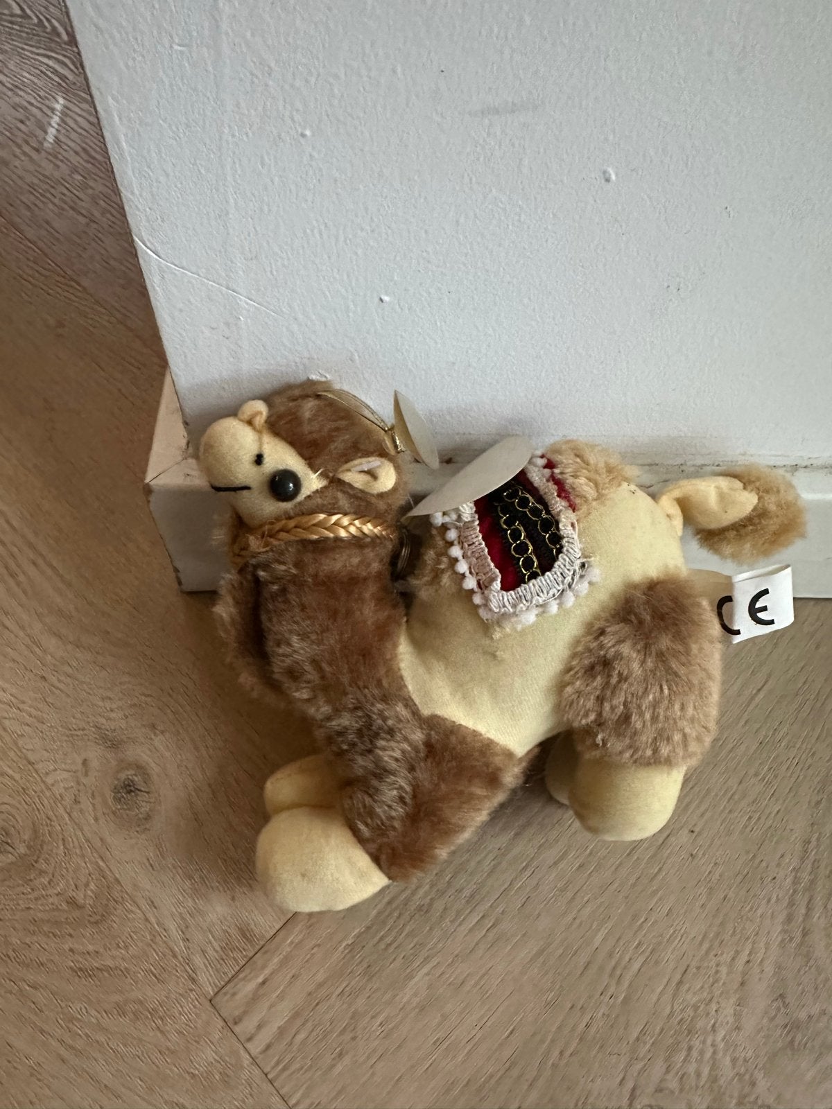 Schattige pluche kameel met belletjes en zadel, Met geluid, Overige typen, Ophalen of Verzenden, Zo goed als nieuw