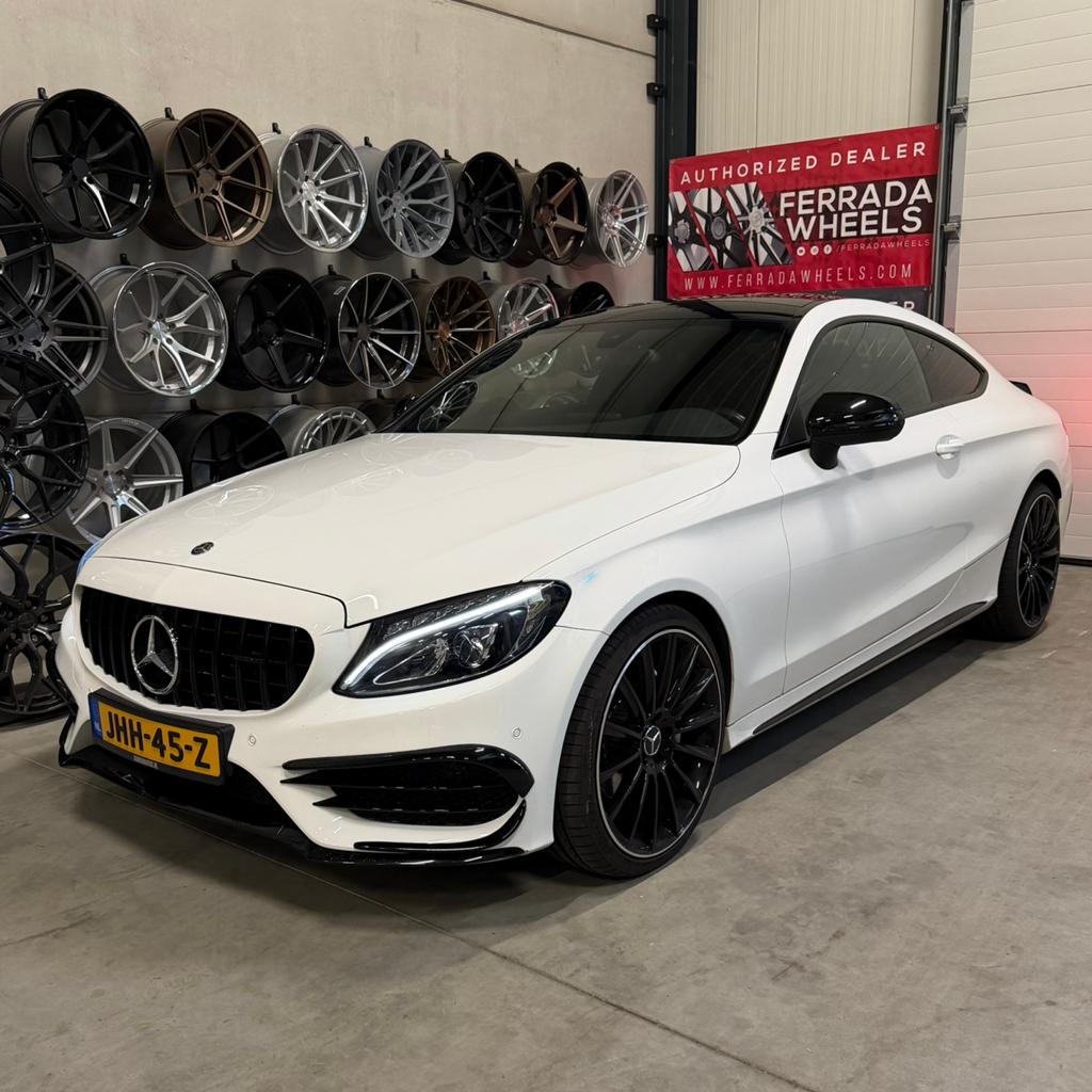 Mercedes-Benz C-Klasse C180 AMG-line PANO XENON 20 INCH VELG, Auto's, Automaat, Achterwielaandrijving, 1800 kg, 4 stoelen