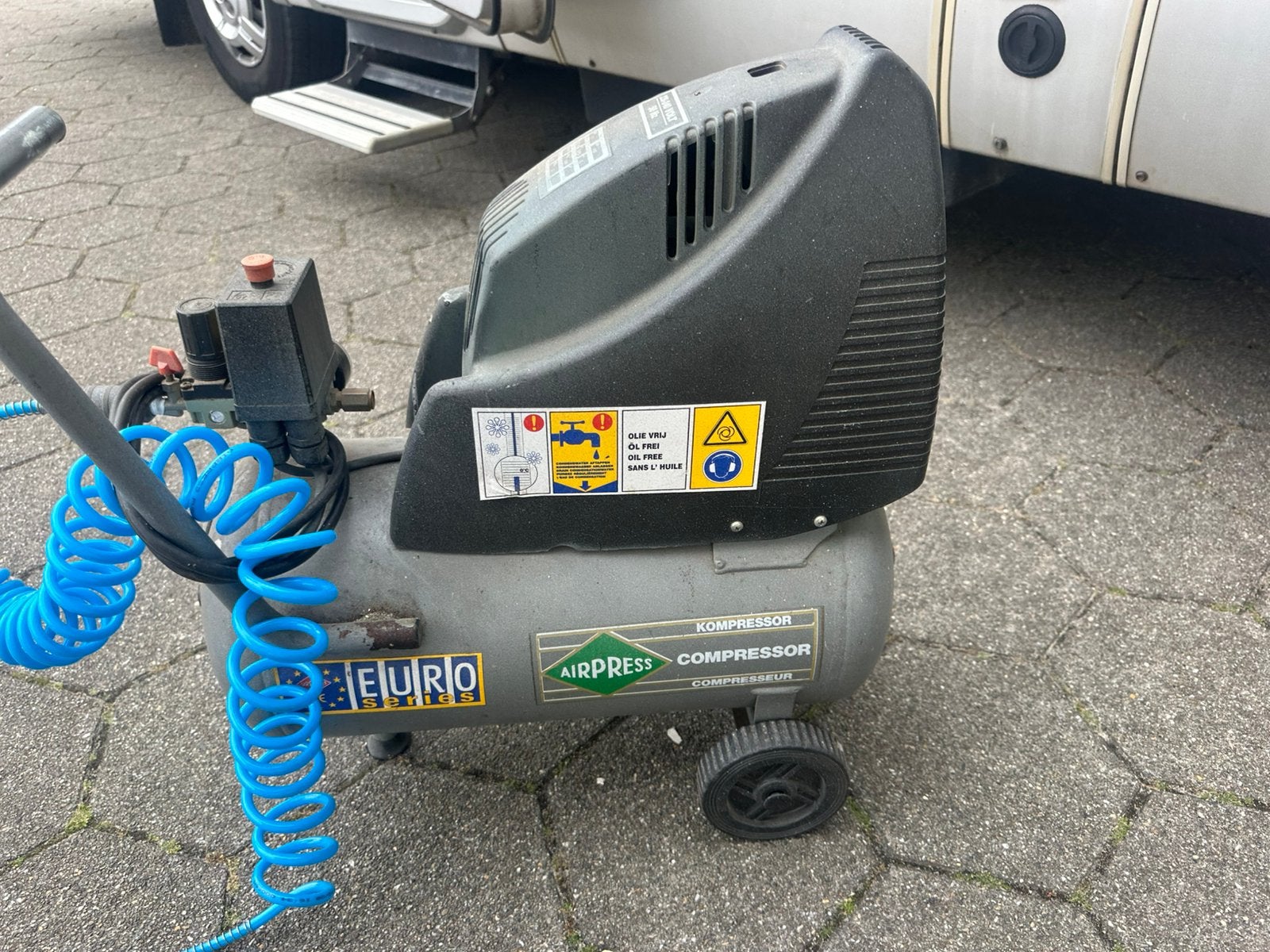Compressor 220v, 25 tot 100 liter, Ophalen, Zo goed als nieuw, 200 tot 400 liter/min