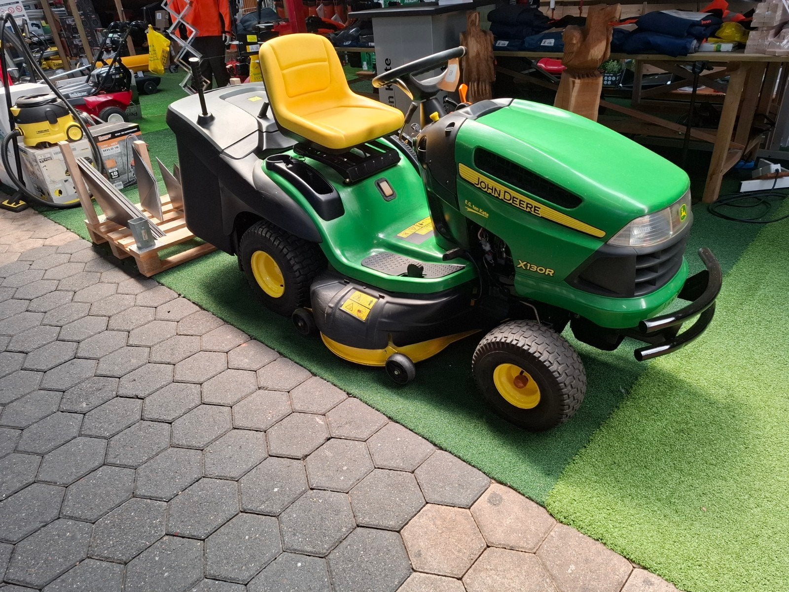 John Deere X130R Zitmaaier - Zo goed als nieuw, John Deere, Cirkelmaaier, Gebruikt, Ophalen of Verzenden