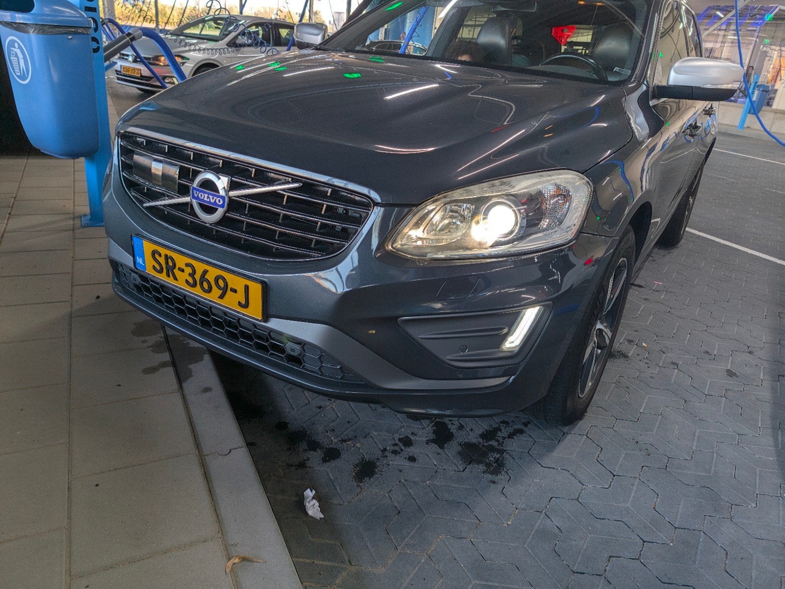 Volvo XC60 2.4 AWD Full option r-design euro 6 carplay, Auto's, Automaat, 2000 kg, Bi-Xenon koplampen, Leder