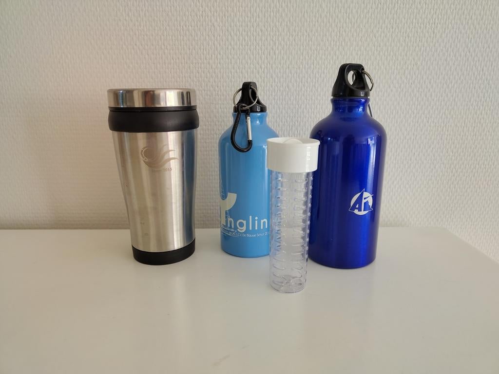 Waterflessen en koffiebeker, Ophalen, Nieuw