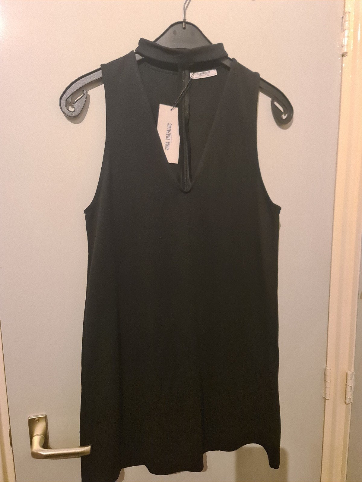 Zara Trafaluc Zwarte jurk met open hals en rits maat L, Kleding | Dames, Maat 42/44 (L), Nieuw, Ophalen of Verzenden, Boven de knie
