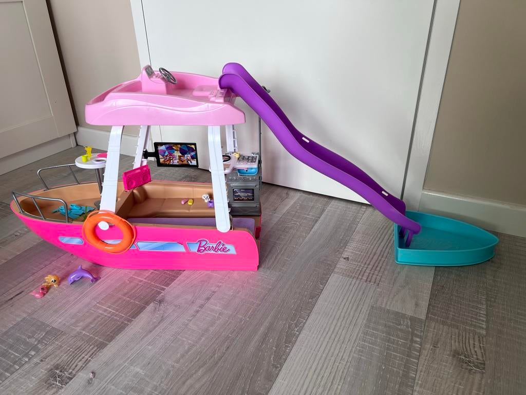 Barbie boot met glijbaan en accessoires, Ophalen of Verzenden, Gebruikt, Meisje
