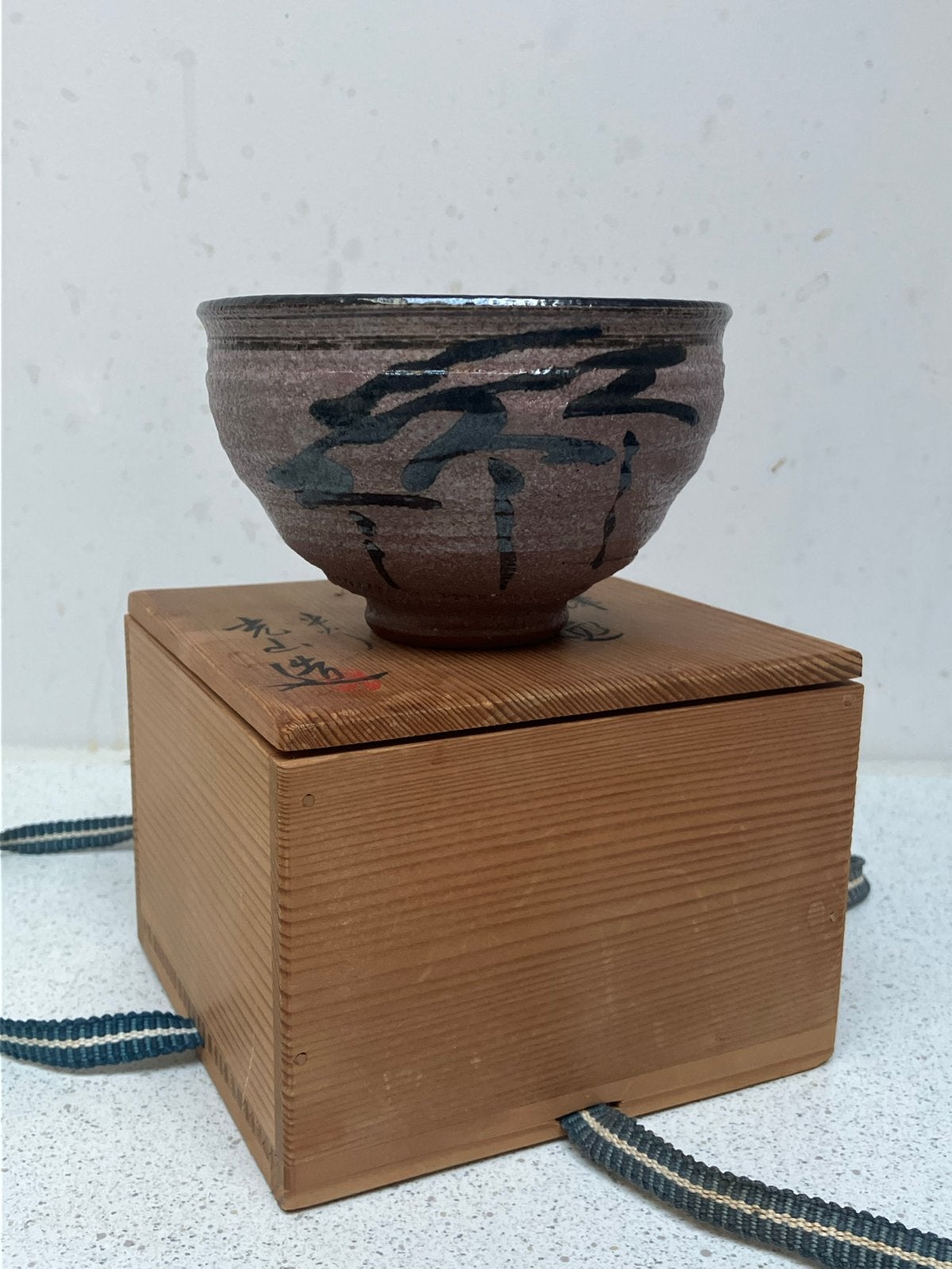 Unieke Japanse Chawan in originele houten doos, Ophalen of Verzenden