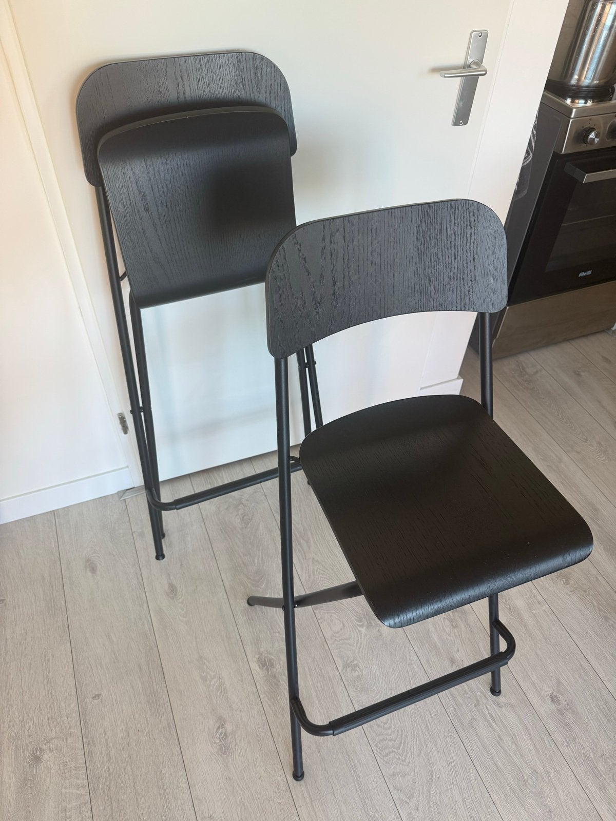 2 zwarte inklapbare barkrukken / hoge stoelen, Ophalen, Met voetsteun, 60 tot 90 cm, Zo goed als nieuw