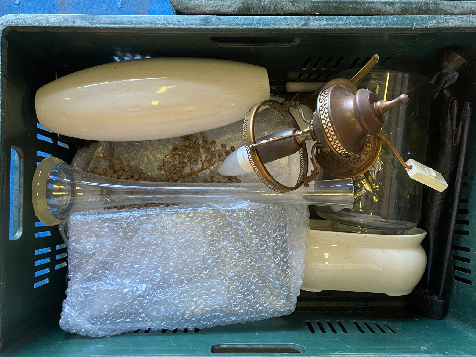 24 kratten met vlooienmarkt spullen, Ophalen, Gebruikt