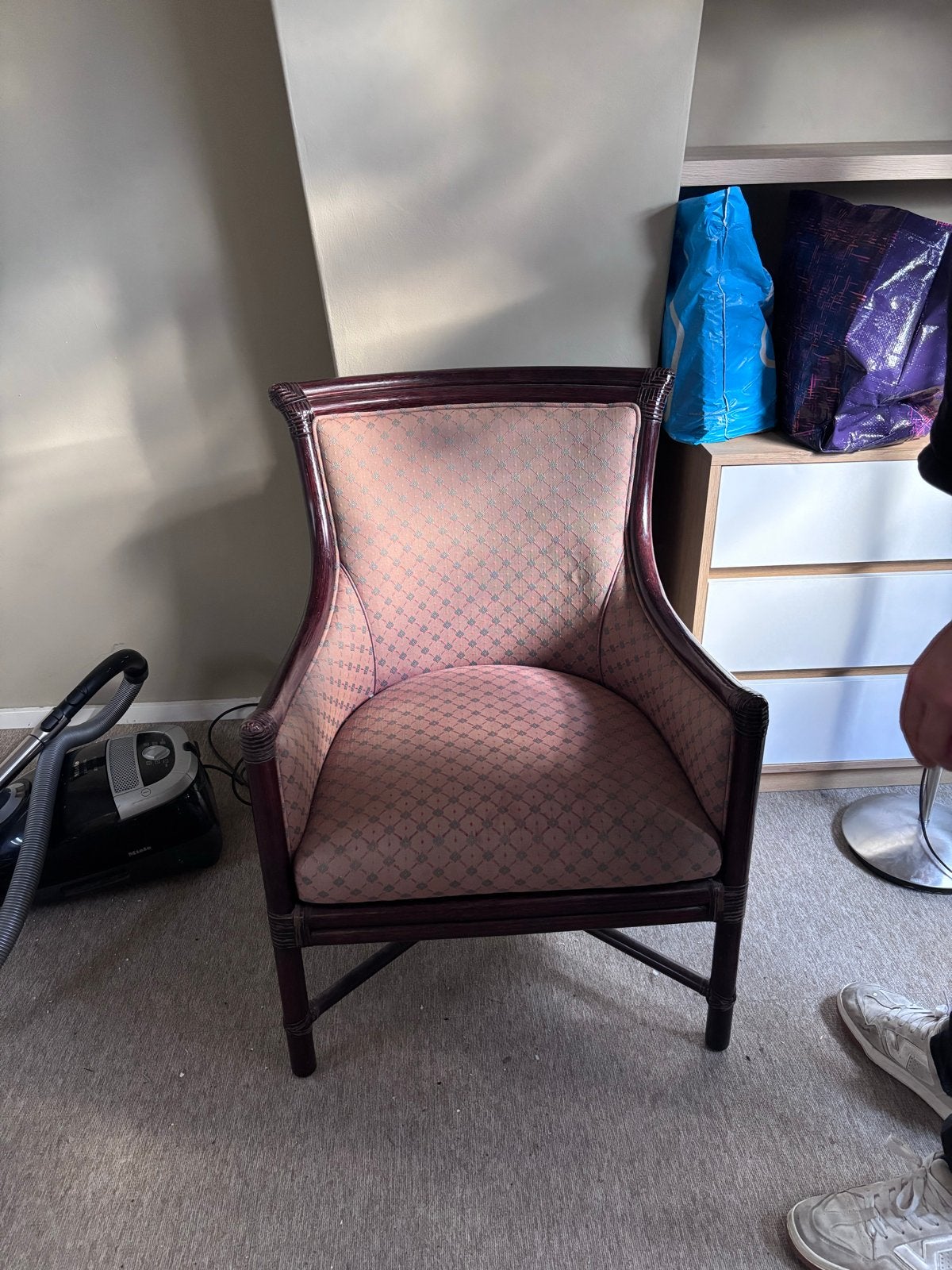 Vintage fauteuil met houten frame en stoffen bekleding, Ophalen