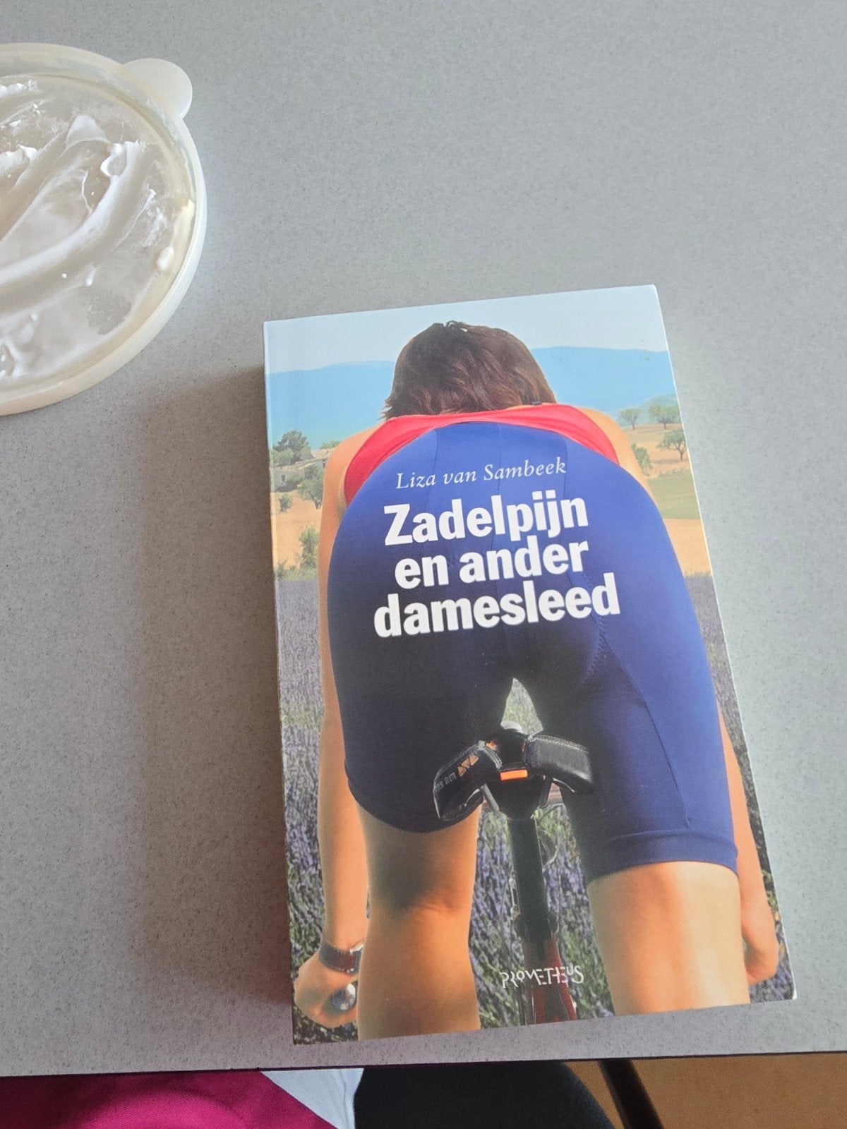 Zadelpijn en ander damesleed - Liza van Sambeek (Als nieuw), Boeken, Ophalen of Verzenden, Zo goed als nieuw, Liza van Sambeek