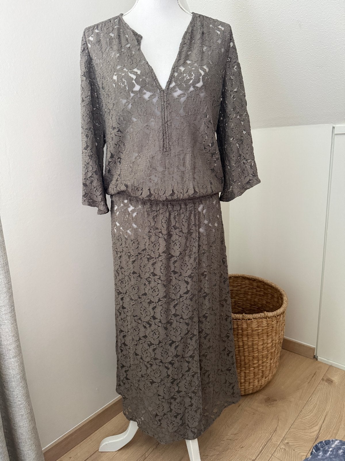 La Dress jurk van kant in Maat M, Kleding | Dames, Maat 38/40 (M), Overige kleuren, Ophalen of Verzenden, Zo goed als nieuw