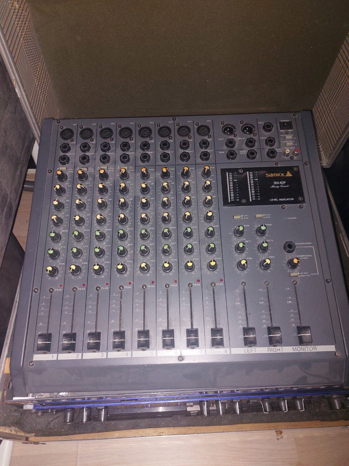 Samick SM-82P Mengpaneel 8-kanaals met flightcase, Muziek en Instrumenten, Mengpanelen, Gebruikt, 5 tot 10 kanalen, Microfooningang