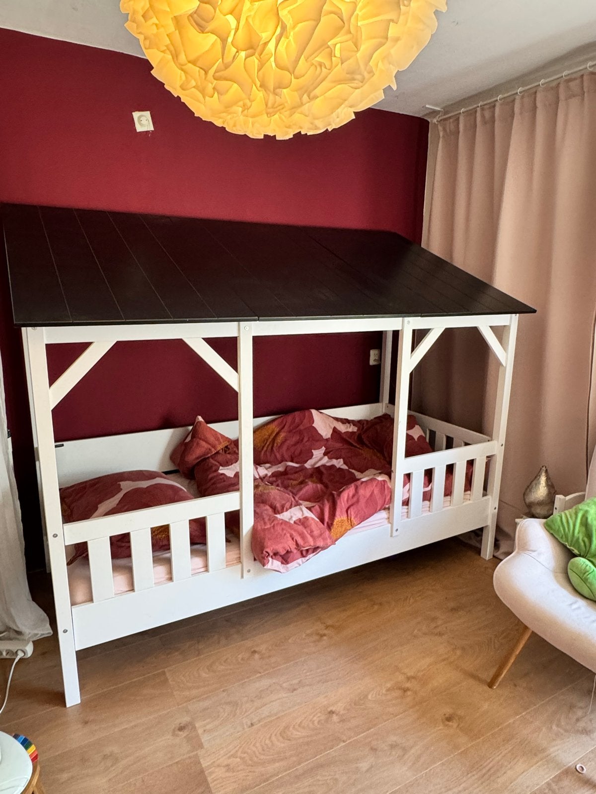 Kinderbed huisje met dak - Wit en Zwart, Kinderen en Baby's, Kinderkamer | Bedden, Ophalen, 85 tot 100 cm, Zo goed als nieuw, Lattenbodem