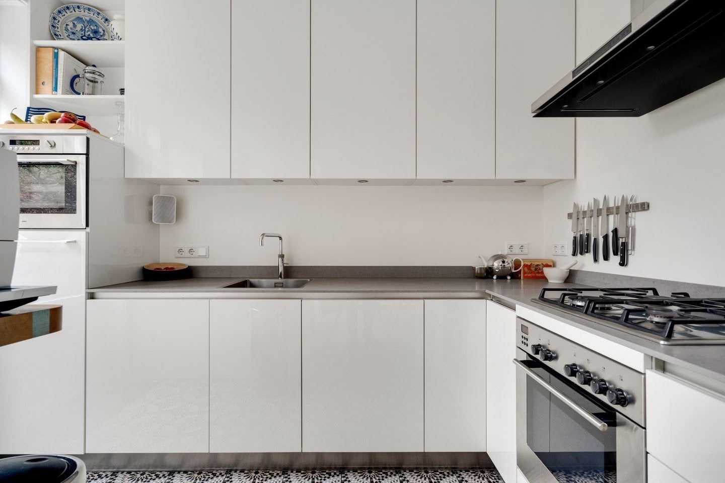 Moderne witte hoekkeuken met inbouwapparatuur, Ophalen, Gebruikt, Wit, Hoekkeuken